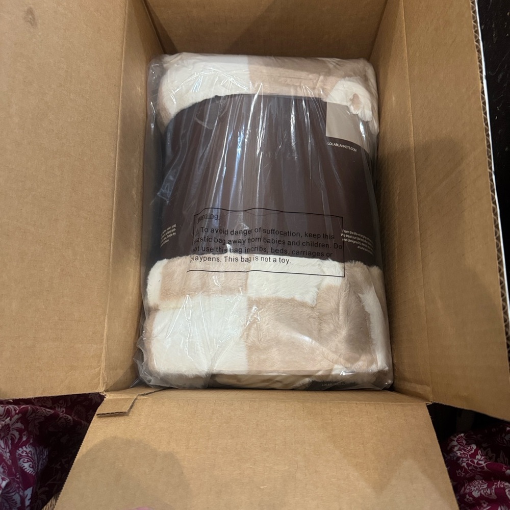 Lola Blankets Faux Fur Blanket/Latte Check/Size L/NEW! NIB! SEALED! Beautiful!!! - Picture 7 of 16